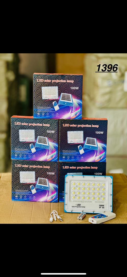 پروژکتور LED خورشیدی مدل E025-100W